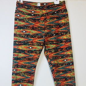 Lula Roe OS Groovy leggings.